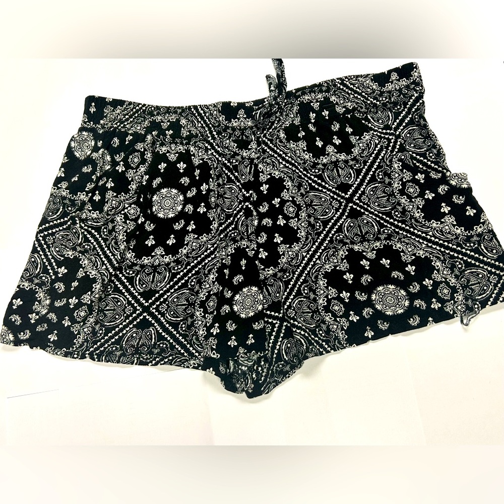 Black and White Paisley Women's Shorts